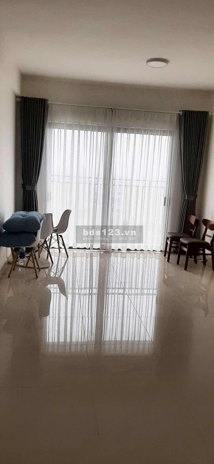 Cho thuê căn hộ The Sun Avenue dt 90m2, không nội thất, 3 pn, có rèm cửa, lh 0909722103