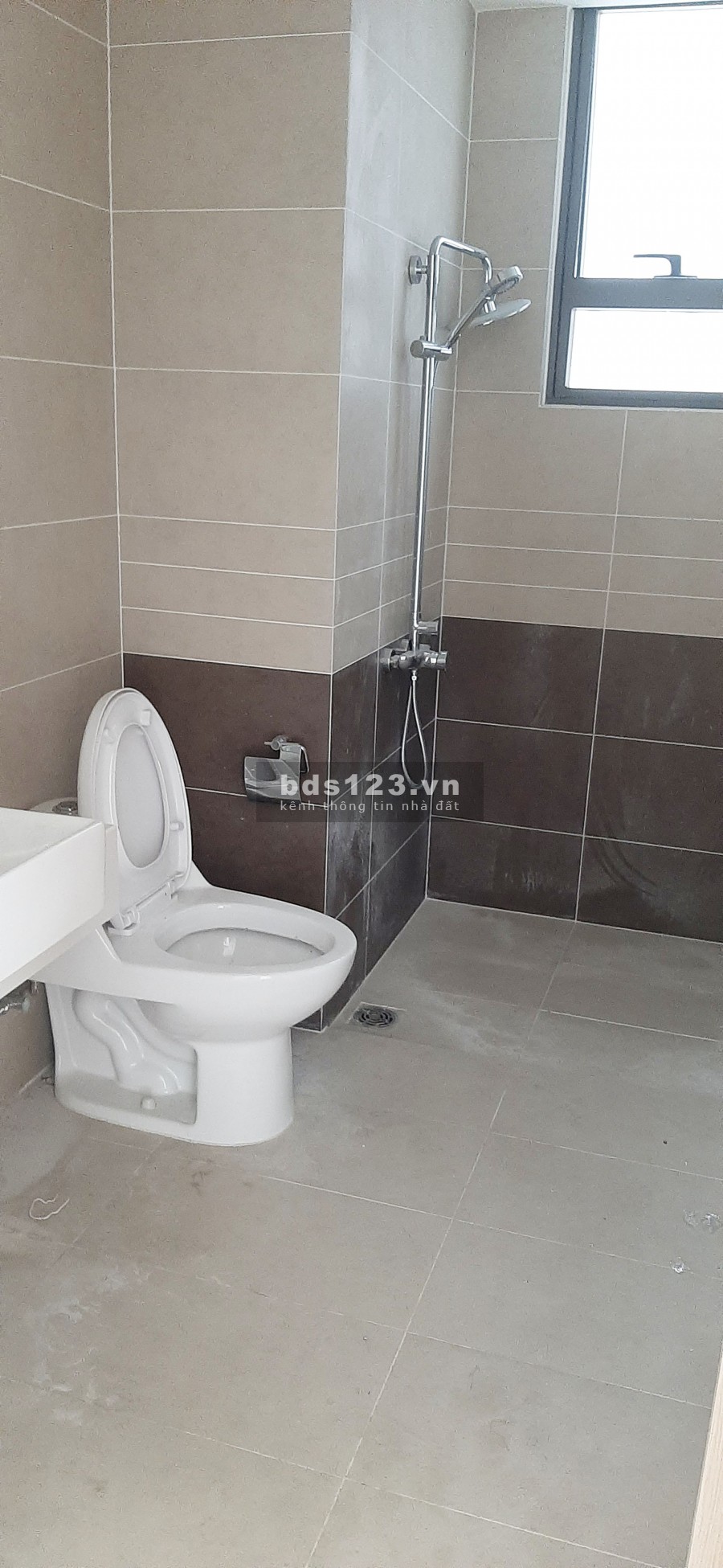 Cho thuê căn hộ The Sun Avenue dt 90m2, không nội thất, 3 pn, có rèm cửa, lh 0909722103
