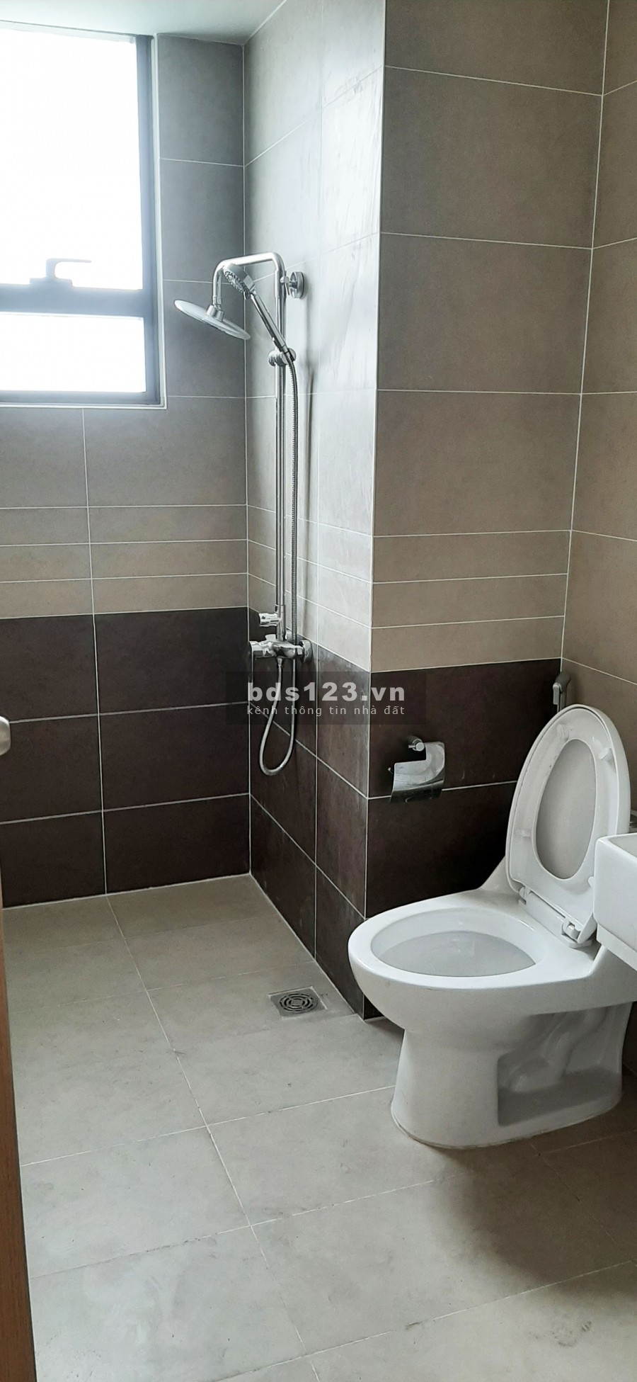 Cho thuê căn hộ The Sun Avenue dt 90m2, không nội thất, 3 pn, có rèm cửa, lh 0909722103