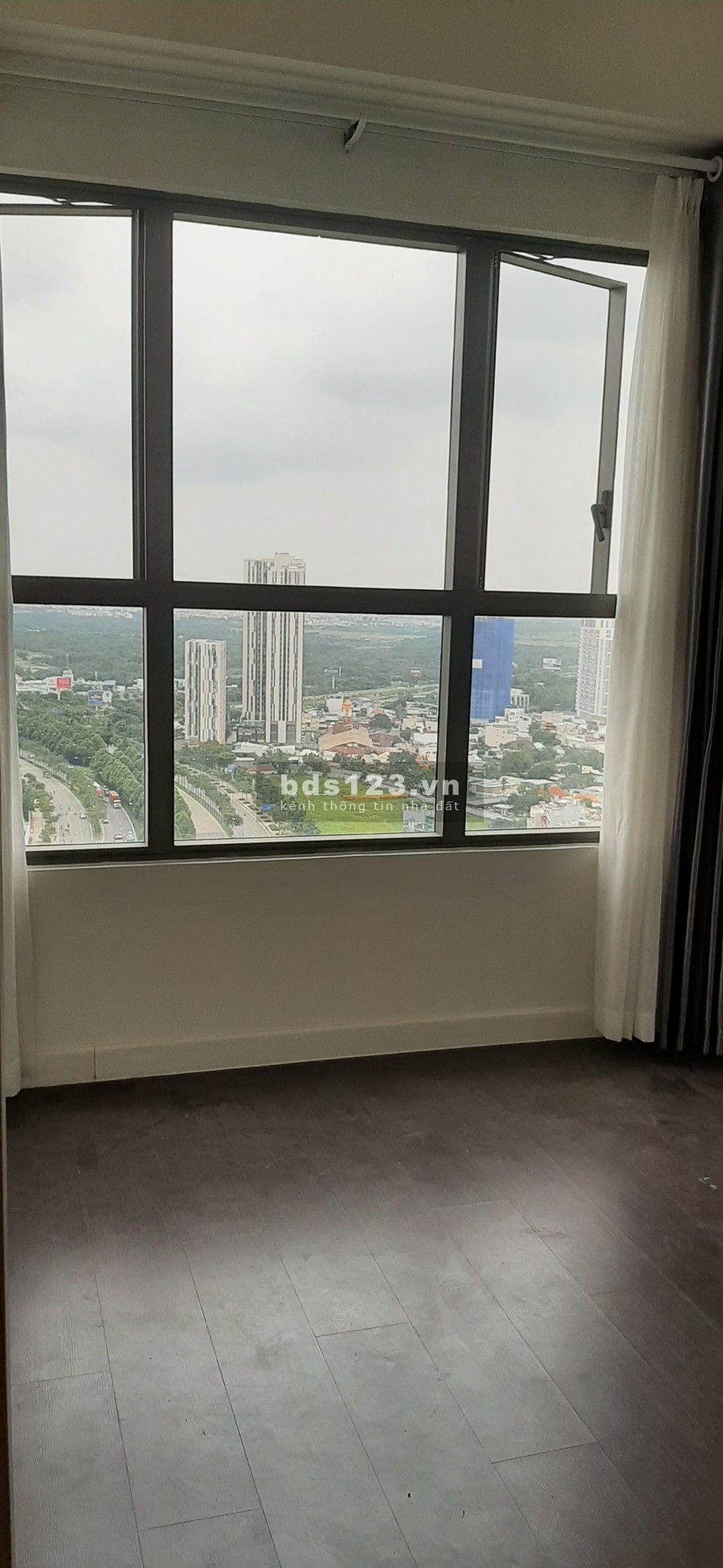 Cho thuê căn hộ The Sun Avenue dt 90m2, không nội thất, 3 pn, có rèm cửa, lh 0909722103
