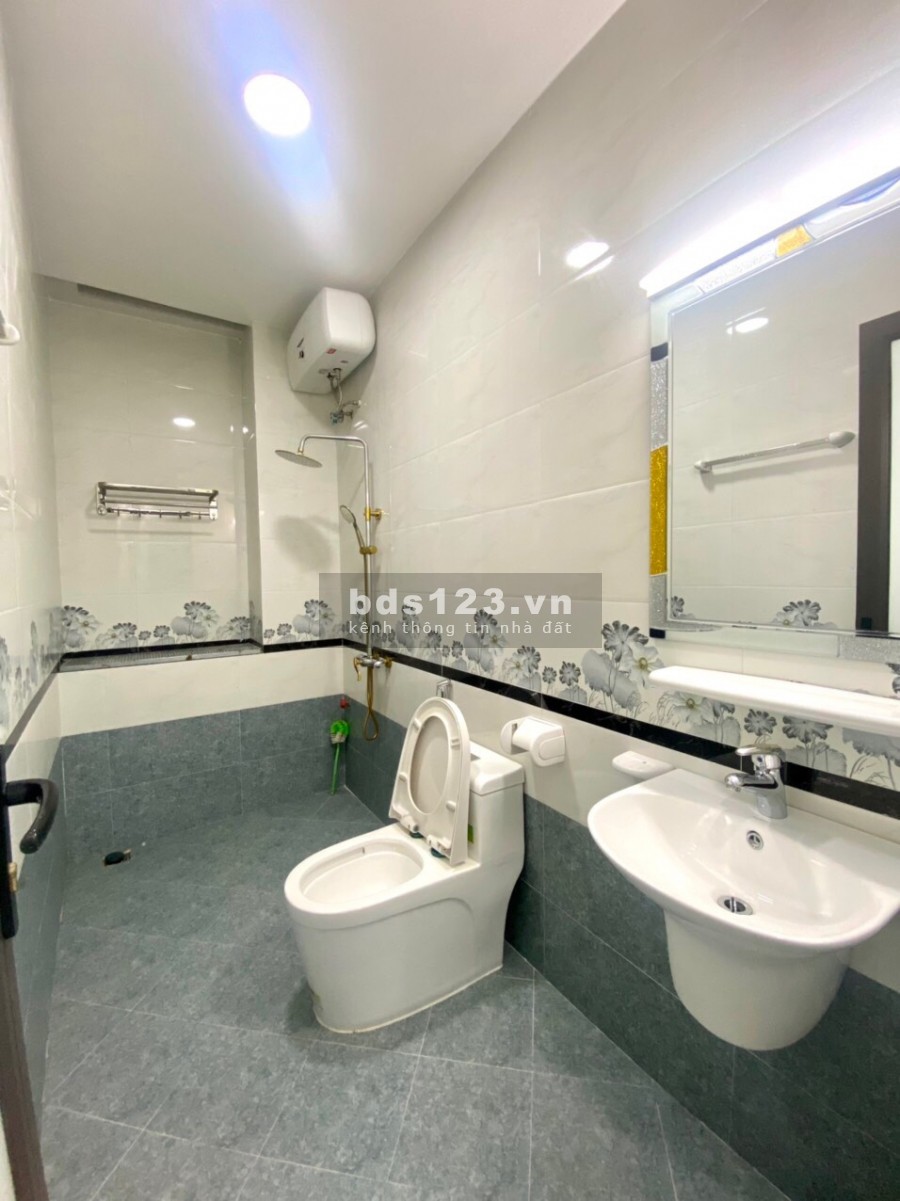 Bán nhà nguyên căn Gia Thuỵ 5 tầng vị trí hiếm tặng nội thất, giá nhỉnh 4 tỷ, khu dân cư đông đúc