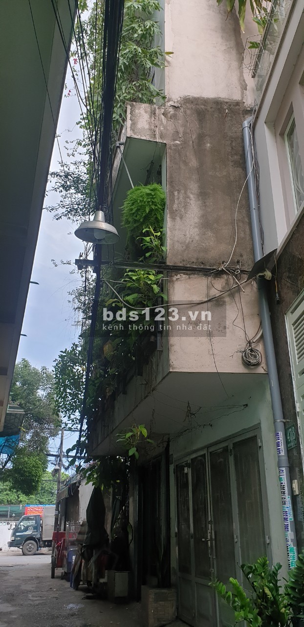 Bán nhà căn đầu hẻm, gần trung tâm quận 1, giá bán 15 tỷ, sổ sẵn chính chủ, khu dân trí