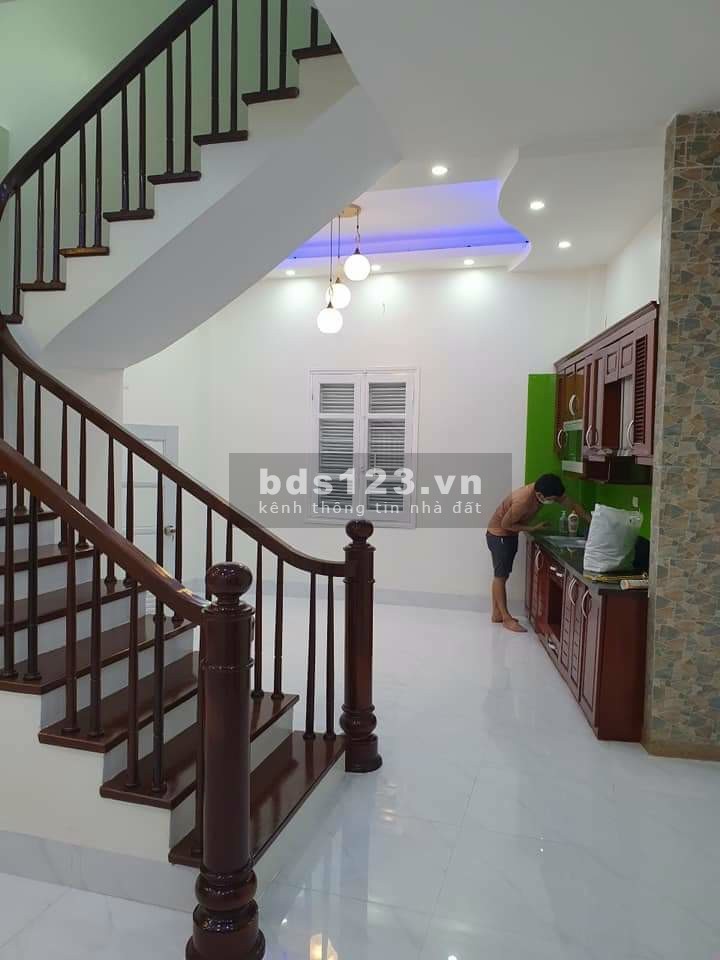 Bán nhà Đê La Thành Đống Đa xinh xắn diện tích 40m2, 4 tầng đúc, mặt tiền 4.5m, giá 5.3 tỷ