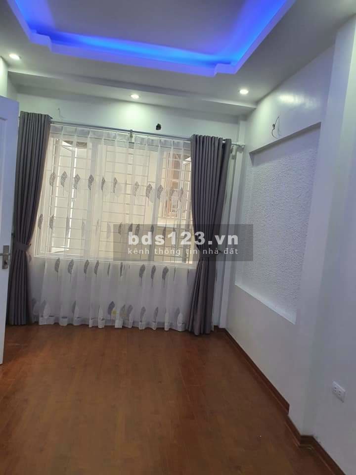 Bán nhà Đê La Thành Đống Đa xinh xắn diện tích 40m2, 4 tầng đúc, mặt tiền 4.5m, giá 5.3 tỷ