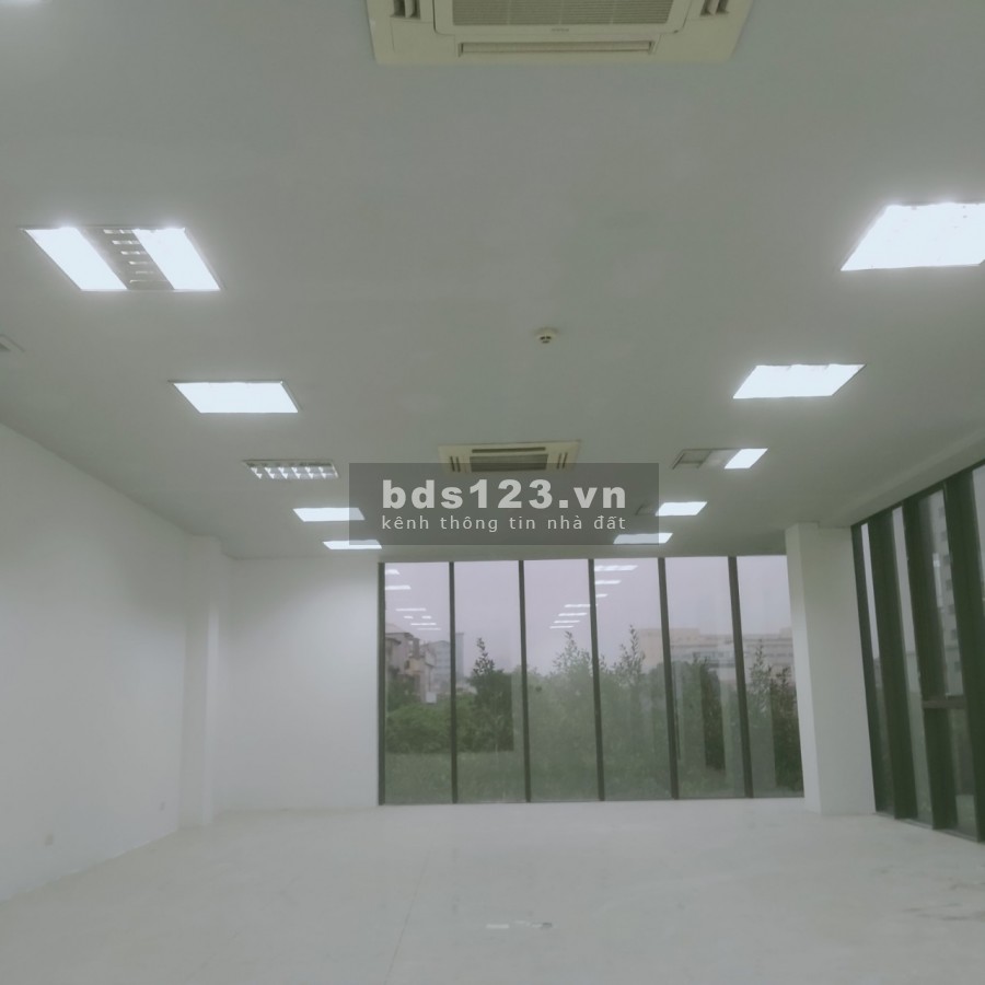 Cần cho thuê gấp văn phòng 35m2 mặt phố Chùa Láng, Đống Đa view hồ giá hợp lý