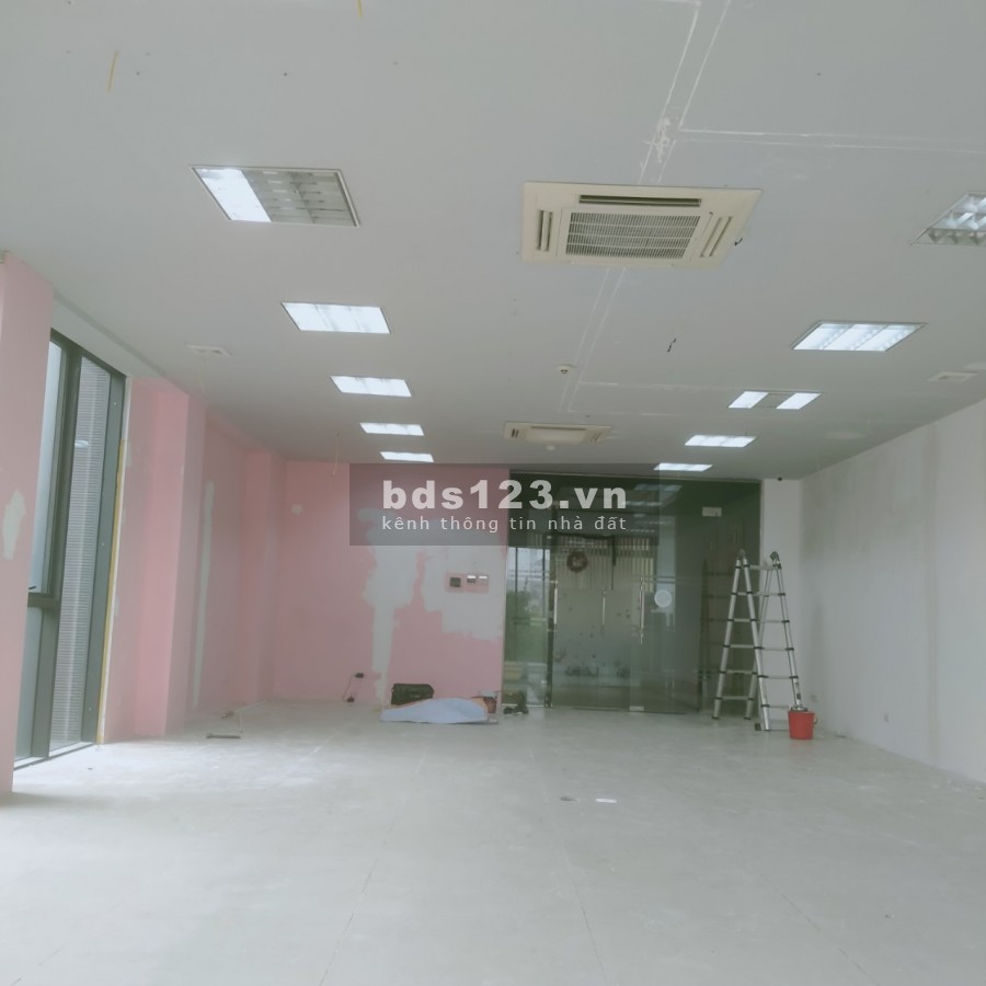 Cần cho thuê gấp văn phòng 35m2 mặt phố Chùa Láng, Đống Đa view hồ giá hợp lý