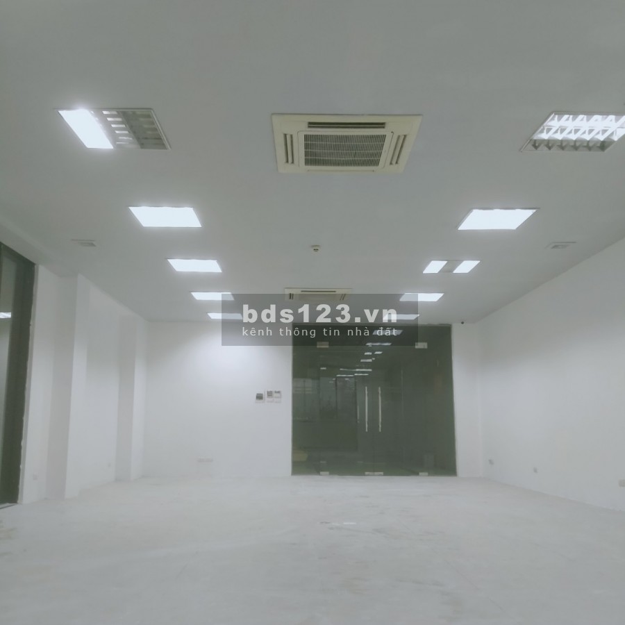 Cần cho thuê gấp văn phòng 35m2 mặt phố Chùa Láng, Đống Đa view hồ giá hợp lý