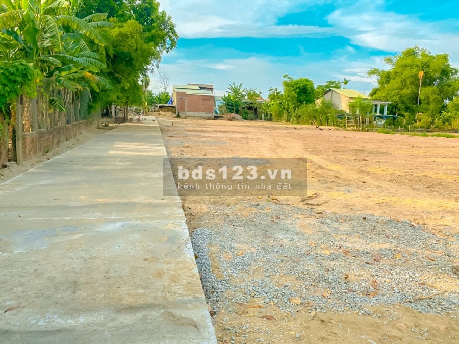 Bán lô đất ngay trung tâm gần chợ diện tích từ 110m2 - 150m2 giá thấp đường ô tô