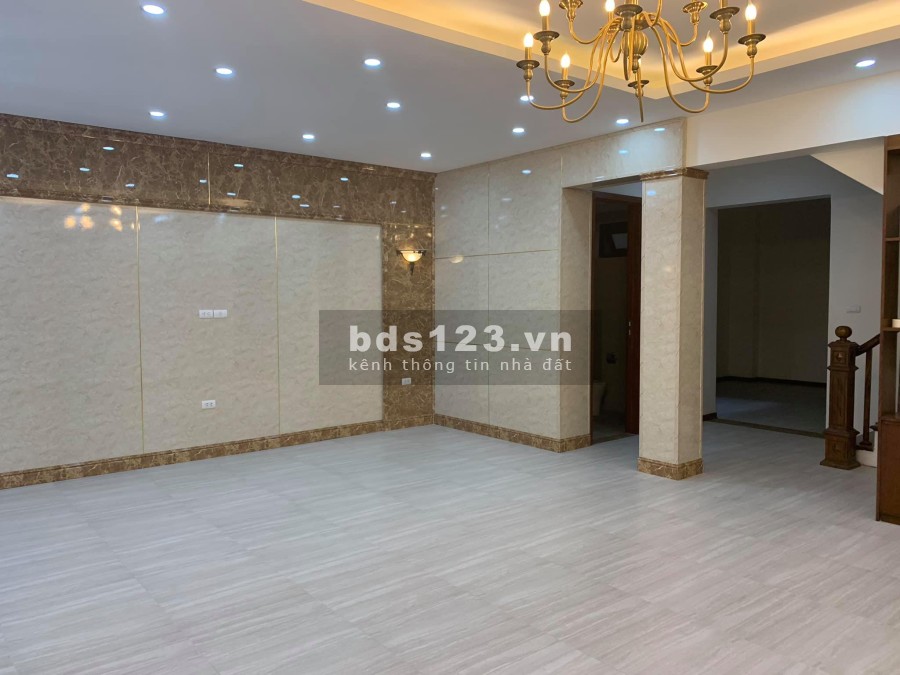 Nhà mới đường 800A Cầu Giấy ngõ rộng ô tô tránh, ba bước ra phố giá nhỉnh 6 tỷ, 5 tầng