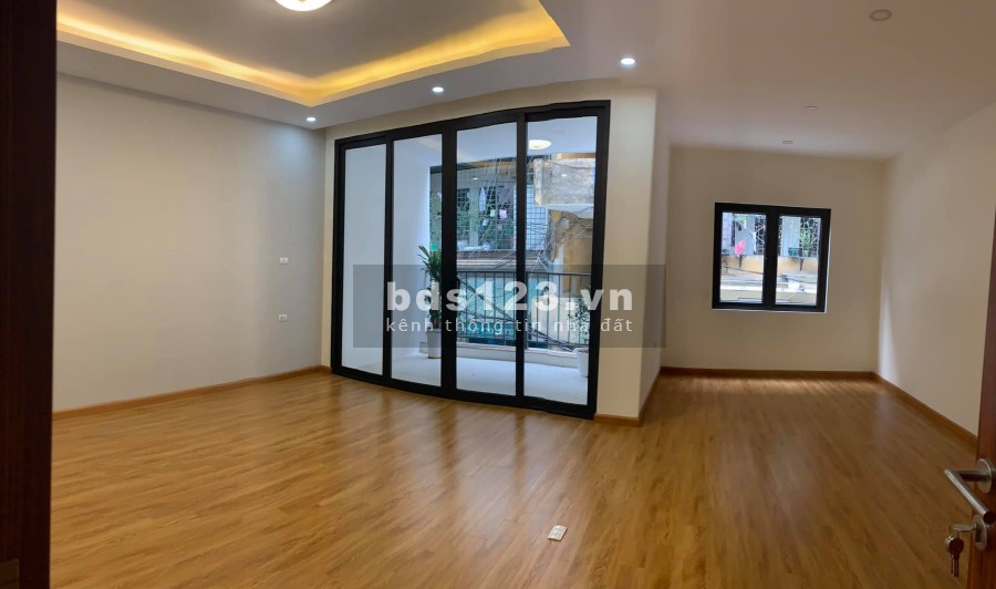Nhà mới đường 800A Cầu Giấy ngõ rộng ô tô tránh, ba bước ra phố giá nhỉnh 6 tỷ, 5 tầng