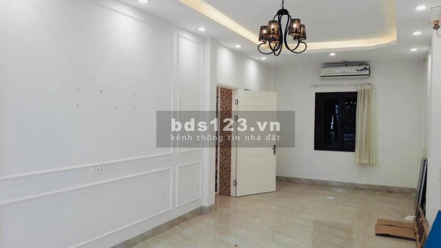 Bán Nhà Hoàng Quốc Việt diện tích sử dụng 60m2 ô tô vào nhà giá chào 16.3 tỷ, thương lượng