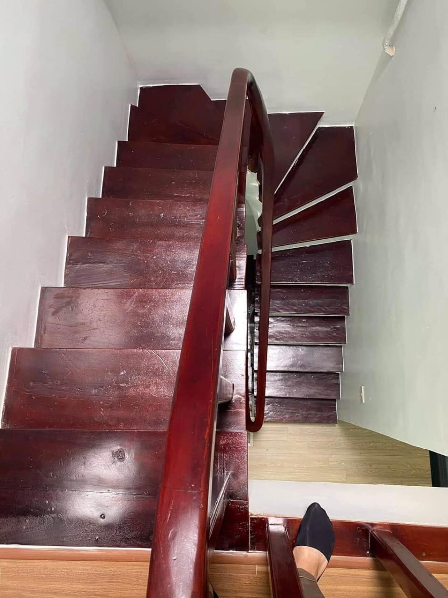 Bán gấp nhà Nguyễn Khang, Quận Cầu Giấy dtsd 45m2, 5 tầng mặt tiền 5m, ô tô, nhỉnh 4 tỷ