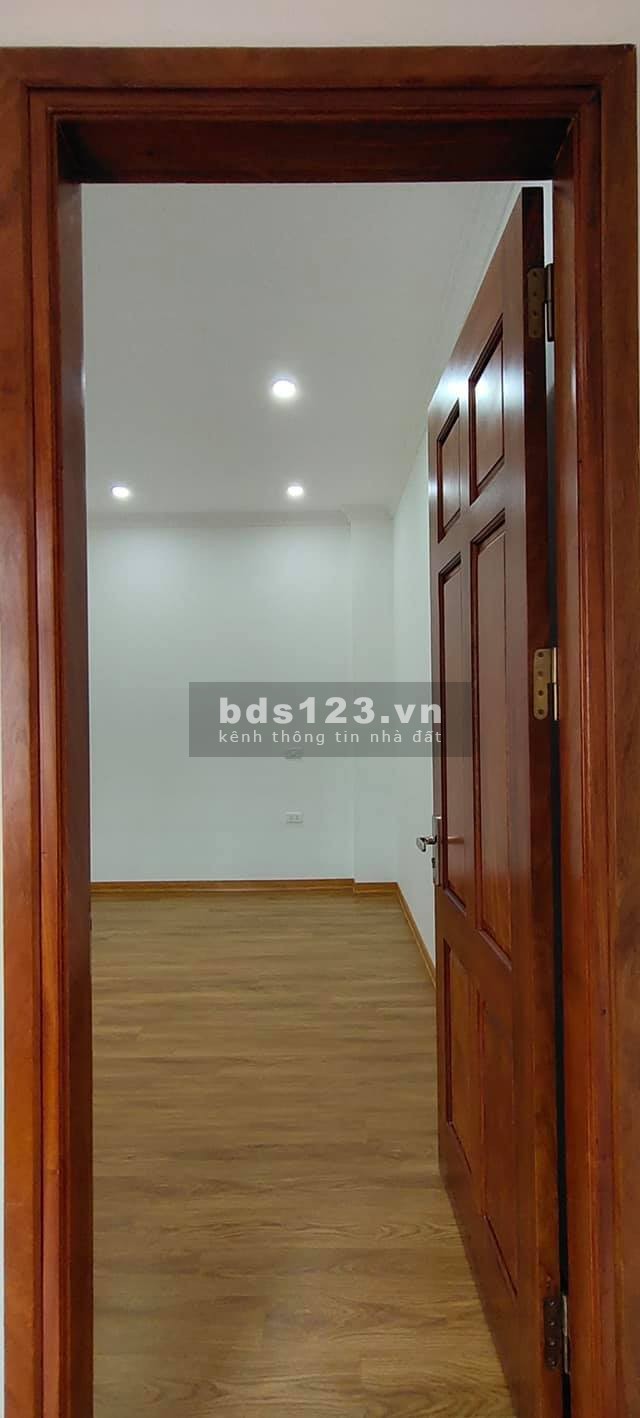 Bán nhà đường Lê Văn Lương, ngõ nông giá nhỉnh 2 tỷ, sổ đỏ chính chủ, dt 32m2, 5 tầng, giá 2.3 tỷ