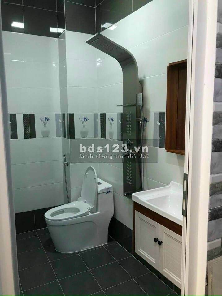 Bán căn nhà ngay mặt tiền Nguyễn Ảnh Thủ, 2 lầu, 4 phòng ngủ giá bán 2,41 tỷ sổ chính chủ