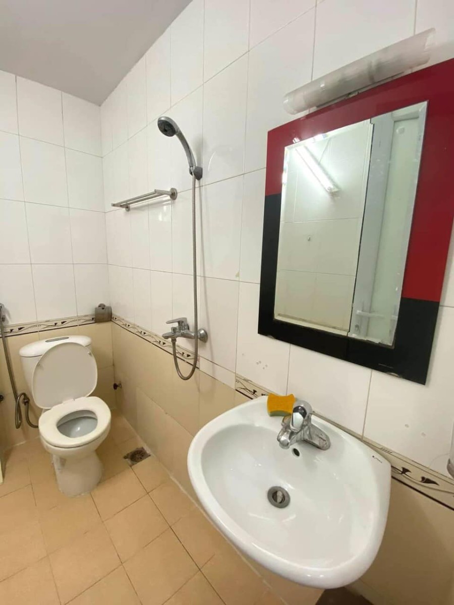 Bán gấp nhà Nguyễn Khang, Quận Cầu Giấy dtsd 45m2, 5 tầng mặt tiền 5m, ô tô, nhỉnh 4 tỷ