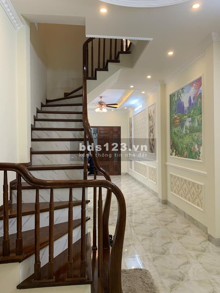 Bán nhà Nguyên Hồng, Đống Đa 57m2 phân lô, 2 thoáng, ô tô đỗ cửa. Giá hơn 7 tỷ.