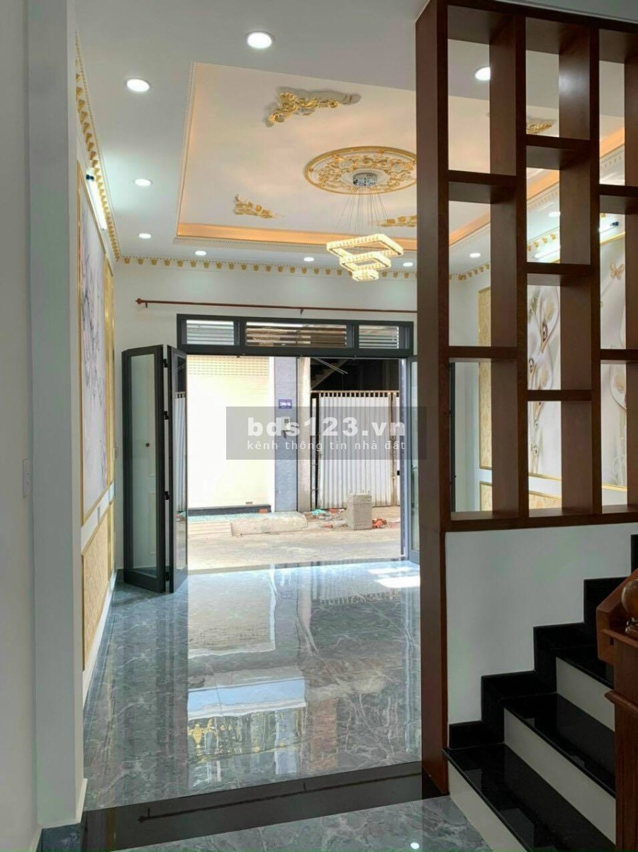 Bán căn nhà ngay mặt tiền Nguyễn Ảnh Thủ, 2 lầu, 4 phòng ngủ giá bán 2,41 tỷ sổ chính chủ