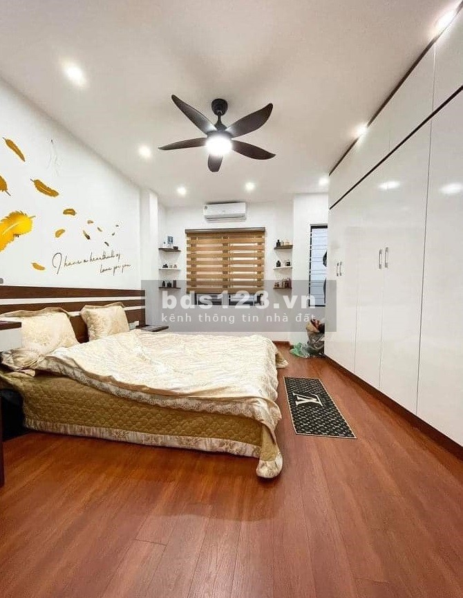 Bán nhà Nguyễn Văn Huyên, Cầu Giấy, diện tích sử dụng 48m2 5 tầng, ô tô, giá bán chỉ 4.1 tỷ