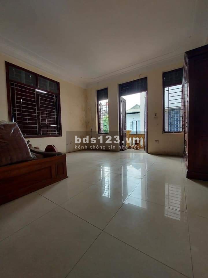 Bán nhà Ngô Gia Tự Long Biên, dt 38m2, 4 tầng đúc mặt tiền 4.5m,giá nhỉnh 2 tỷ, LH 0911910685.