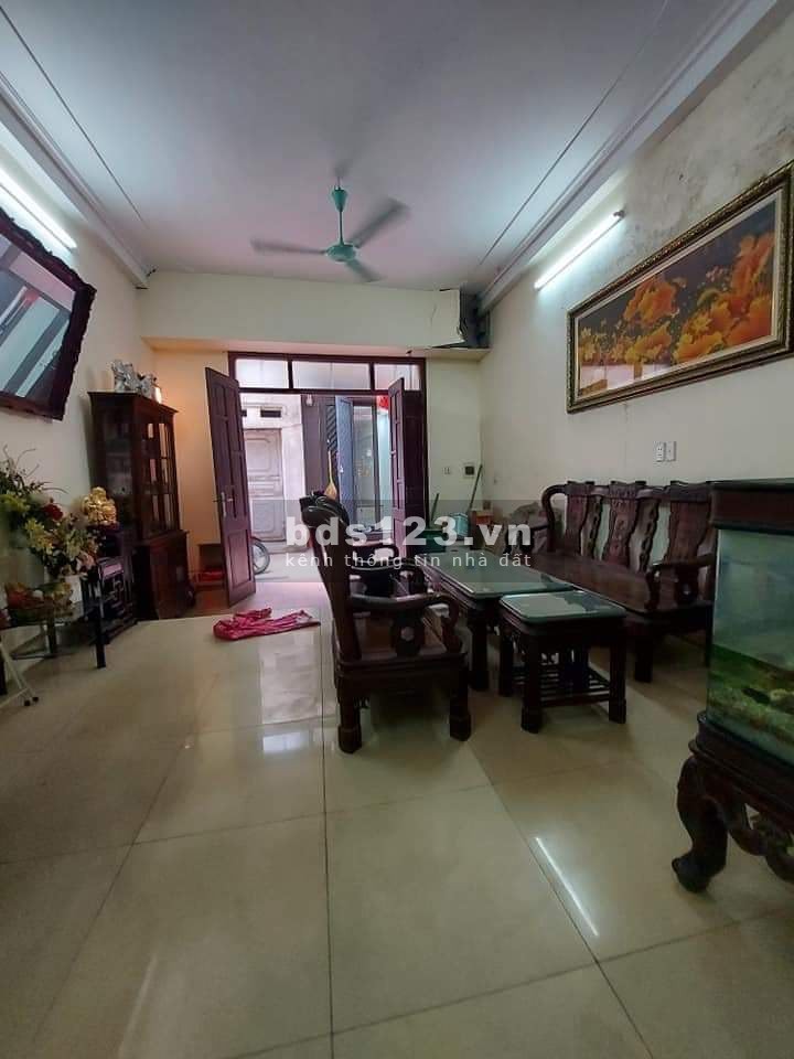 Bán nhà Ngô Gia Tự Long Biên, dt 38m2, 4 tầng đúc mặt tiền 4.5m,giá nhỉnh 2 tỷ, LH 0911910685.