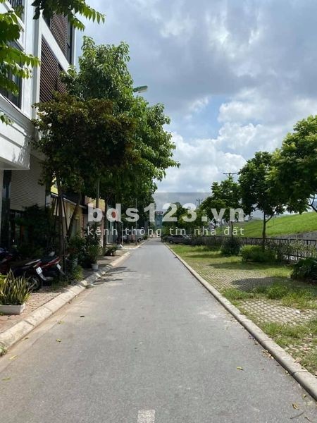 Bán đất Ngọc Thuỵ diện tích 57m2, mặt tiền 4.m giá hơn 4 tỷ, ô tô vào nhà vị trí vượng lộc