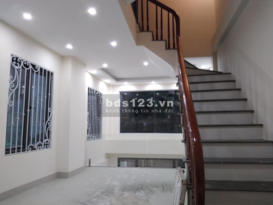 Nhà Nguyễn Văn Cừ, rất mới và đẹp, tiện nghi gần phố, diện tích sử dụng 33m2, giá 3,35 tỷ