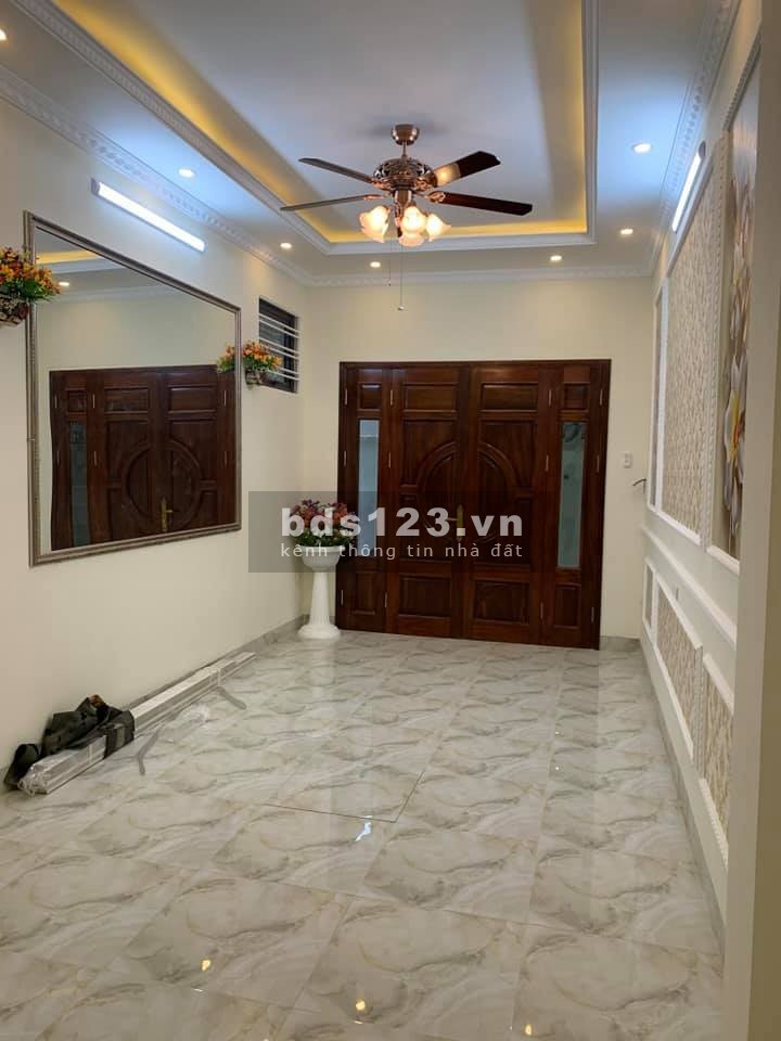 Bán nhà Nguyên Hồng, Đống Đa 57m2 phân lô, 2 thoáng, ô tô đỗ cửa. Giá hơn 7 tỷ.