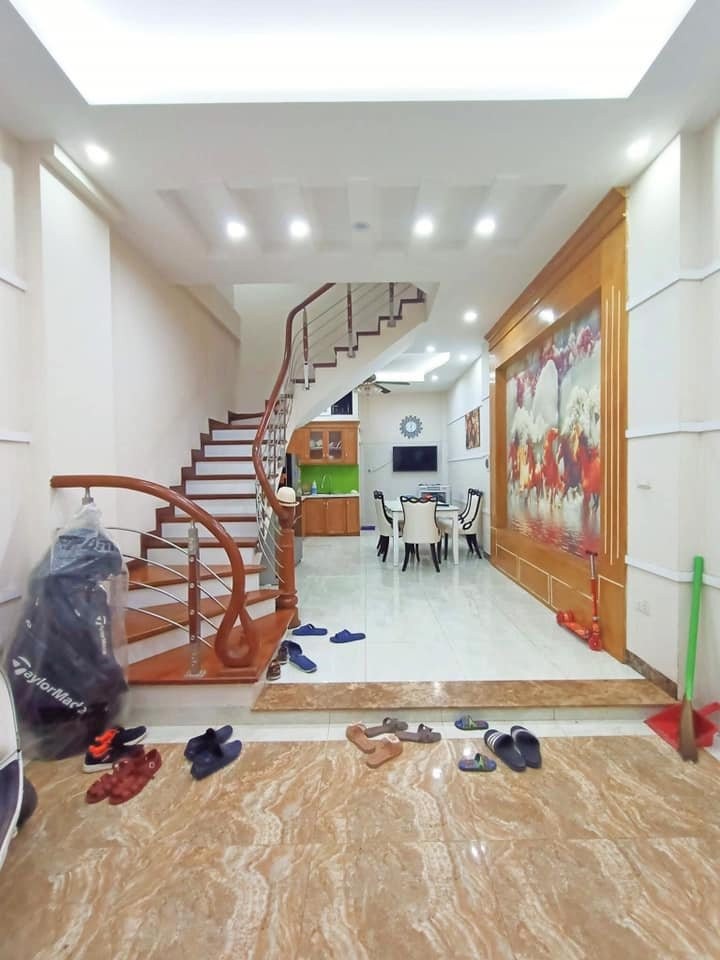 Bán nhà siêu phẩm, nhà mặt ngõ, kinh doanh, ô tô đỗ cửa Yên Xá, diện tích 40m2, giá 3.7 tỷ.