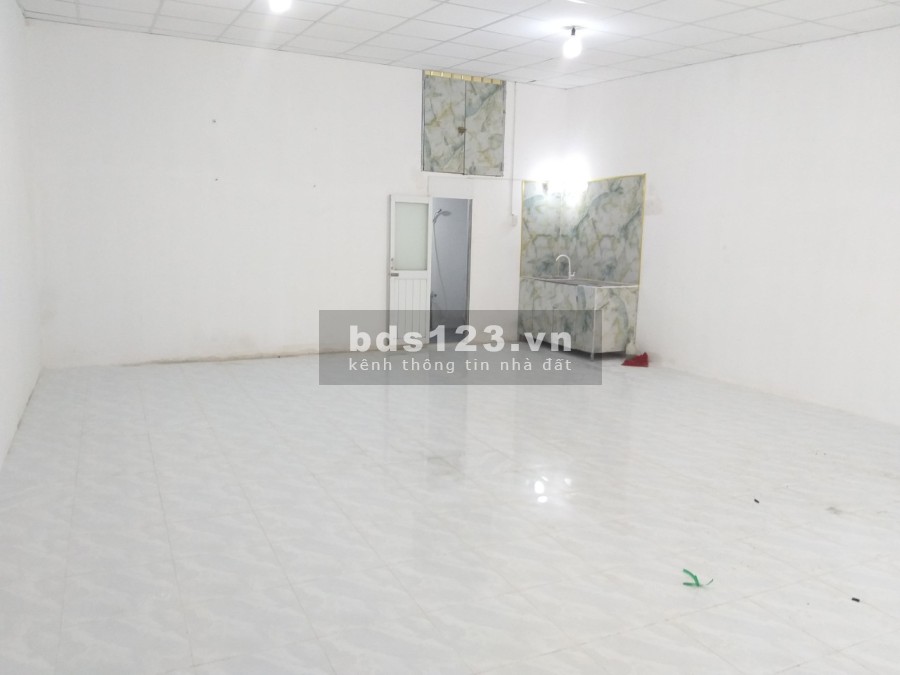 Nhà nguyên căn đang trống nền cần cho thuê ngay Dương Quảng Hàm 5 triệu/tháng