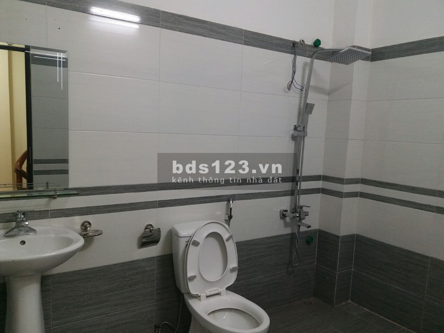 Bán nhà Khâm Thiên diện tích 29m2 giá bán 2.35 tỷ. Ngõ thông, ba gác. Xách mông vào ở luôn