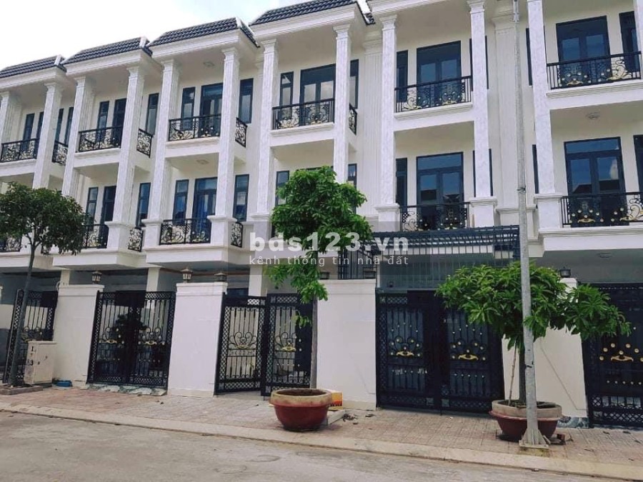 Cần bán gấp nhà phố thương mại, sổ hoàn công, Tại Dĩ An hỗ trợ vay ngân hàng giá tốt