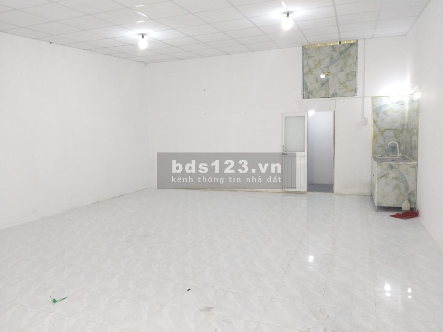Nhà nguyên căn đang trống nền cần cho thuê ngay Dương Quảng Hàm 5 triệu/tháng