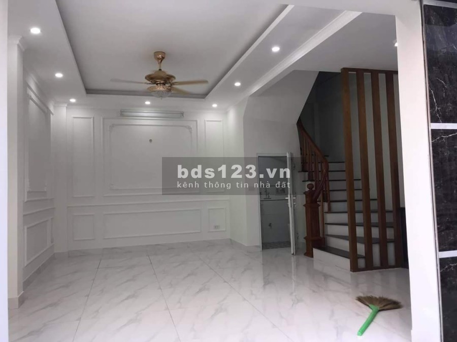 Cực ký cần bán 35m2, nhà 5 tầng Việt Hưng, đường to ô tô vào nhà 15m ra phố chính giá chỉ 3 tỷ
