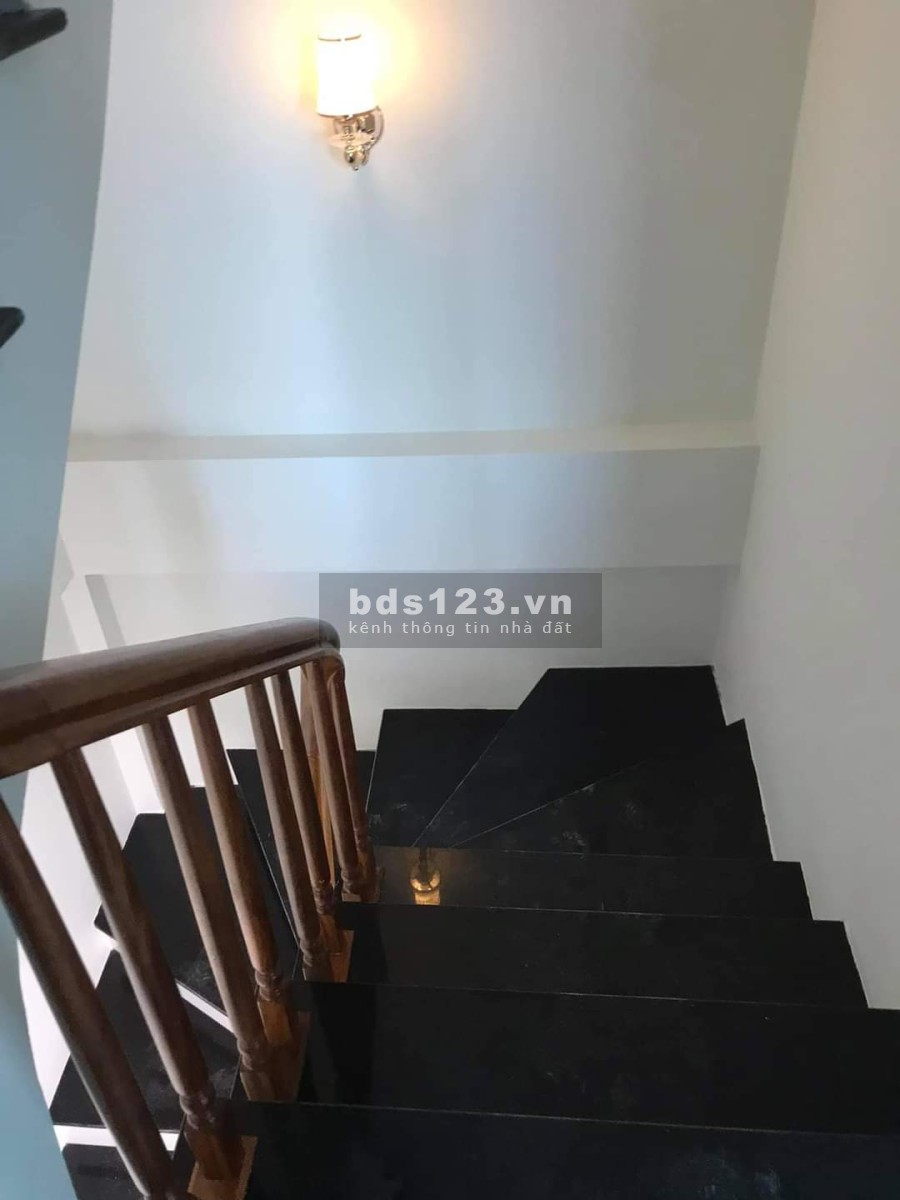 Cực ký cần bán 35m2, nhà 5 tầng Việt Hưng, đường to ô tô vào nhà 15m ra phố chính giá chỉ 3 tỷ