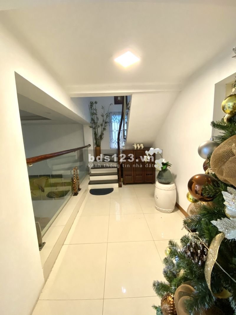 Chính chủ gửi bán BT Lạc Long Quân 121m2, đường rộng oto vào tận cửa, nội thât đầy đủ. LH 0973781843 Ánh.