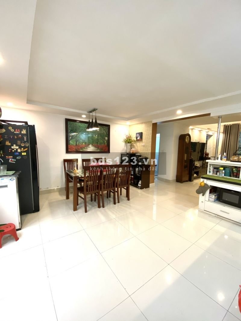 Chính chủ gửi bán BT Lạc Long Quân 121m2, đường rộng oto vào tận cửa, nội thât đầy đủ. LH 0973781843 Ánh.