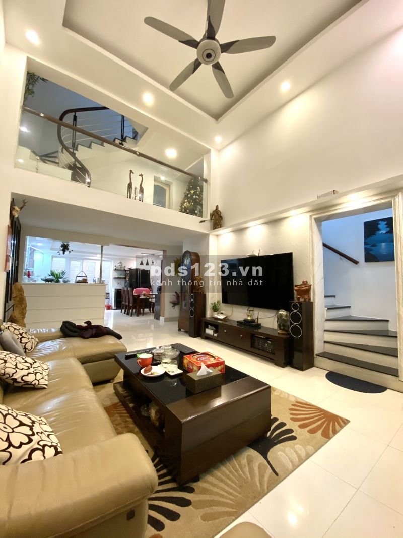 Chính chủ gửi bán BT Lạc Long Quân 121m2, đường rộng oto vào tận cửa, nội thât đầy đủ. LH 0973781843 Ánh.
