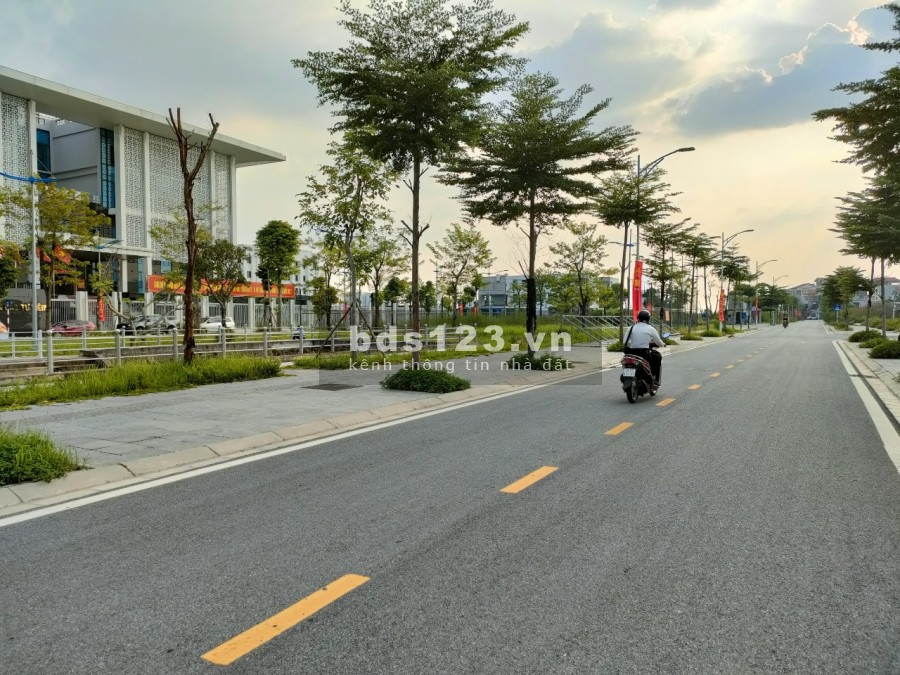 Nhà Văn Tiến Dũng, ô tô tránh, mt 6m, view hồ giá bán chỉ 55 triệu/m2 thương lượng