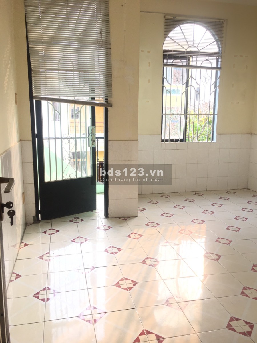 Phòng ban công thoáng mát sạch đẹp ngay gần đường Đồng Nai-