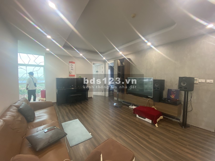 Bán căn hộ E5 Ciputra: Tầng 10 dt 123m2 3 phòng ngủ đủ đồ ban công Đông Bắc giá 5.5 tỷ có thương lượng.