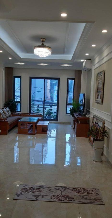Bán nhà mặt phố Xã Đàn Quận Đống Đa 5 tầng dt 40m2 nở hậu, hai mặt tiền giá mềm mại.