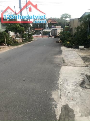 Gia đình xuất ngoại định cư cần bán lại lô đất 100m2(5x20m), dân đông, SHR, thổ cư 100%.