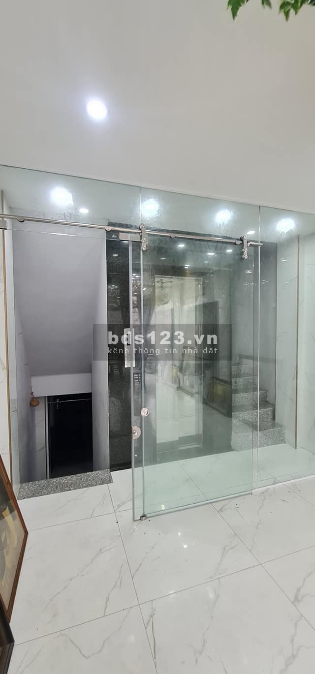 Bán nhà Phùng Chí Kiên nhà phân lô thang máy nội thất đầu tư đắt đỏ có Gara ô tô