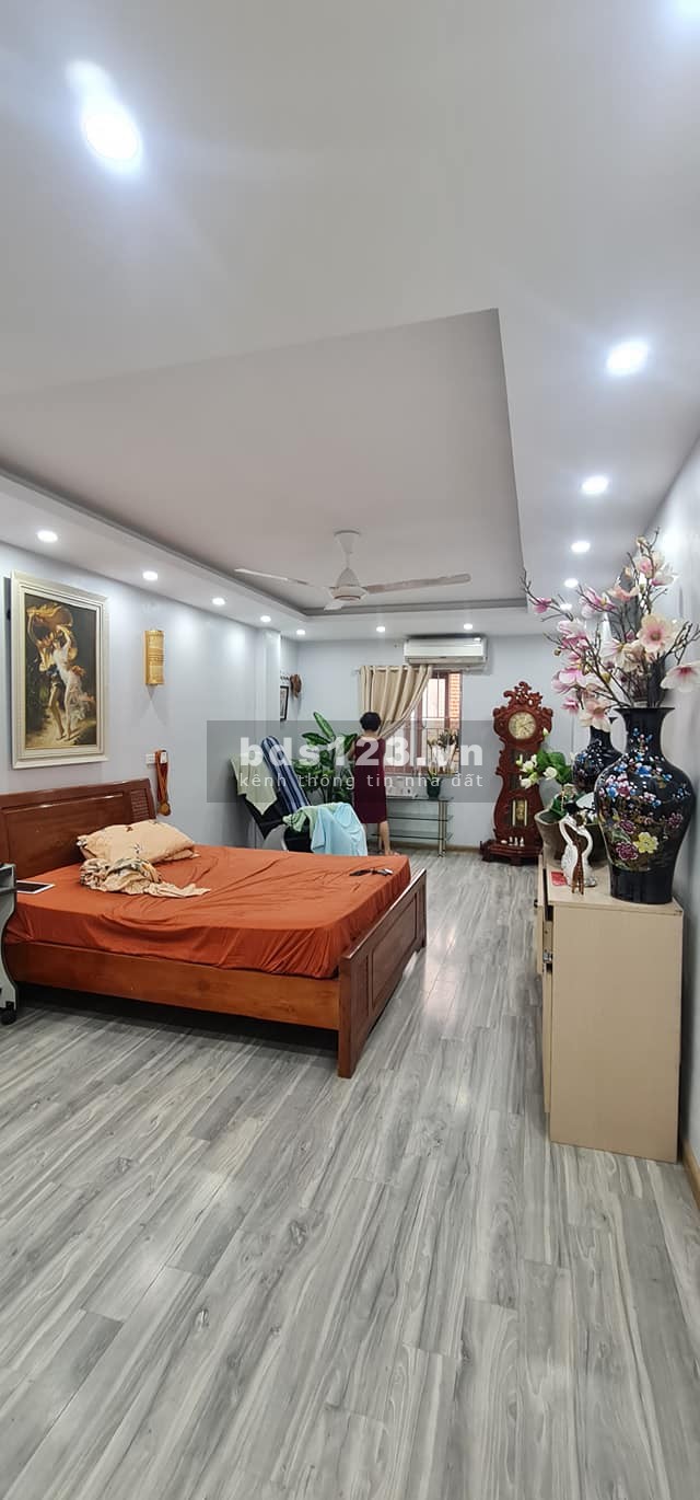 Bán nhà Phùng Chí Kiên nhà phân lô thang máy nội thất đầu tư đắt đỏ có Gara ô tô