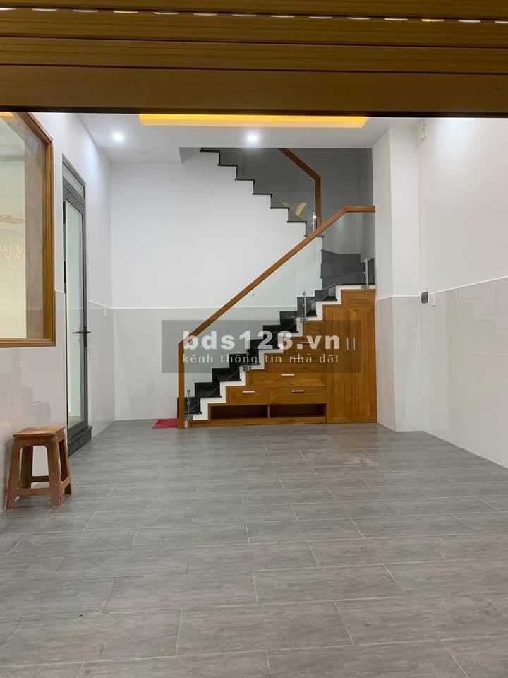 Cho thuê nhà nguyên căn diện tích 8x9m, hẻm xe hơi cách mt 20m, đúc kiên cố 4 lầu, giá 7.7 tỷ
