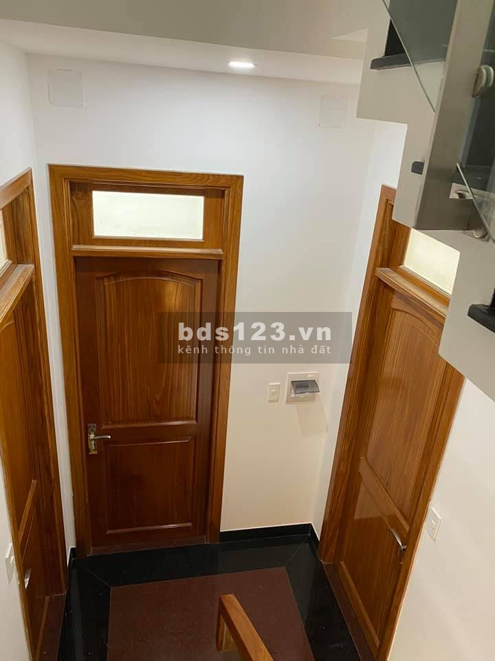 Cho thuê nhà nguyên căn diện tích 8x9m, hẻm xe hơi cách mt 20m, đúc kiên cố 4 lầu, giá 7.7 tỷ