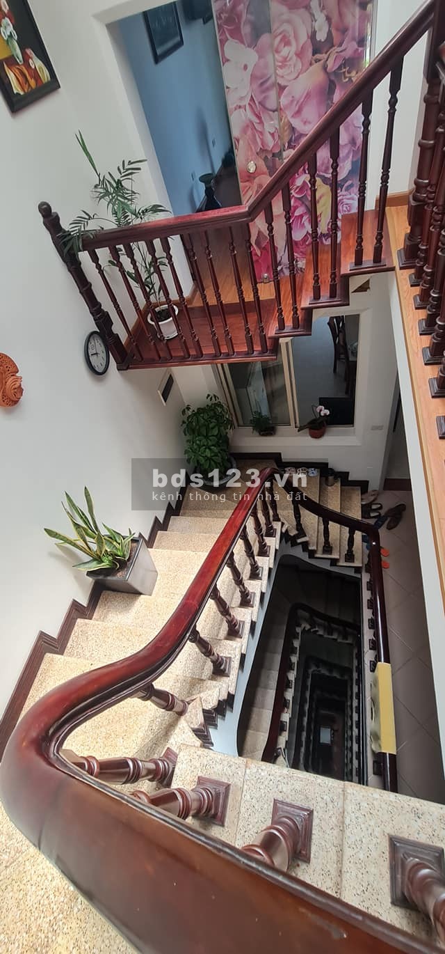 Bán nhà Nguyễn Văn Huyên diện tích khổng lồ ngõ to như phố thang máy Lexus vào nhà