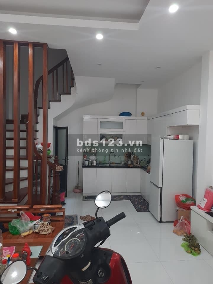 Bán nhà nguyên căn đúc kiên cố 5 tầng, diện tích sử dụng 38m2, sân rộng hẻm 175 Lạc Long Quân