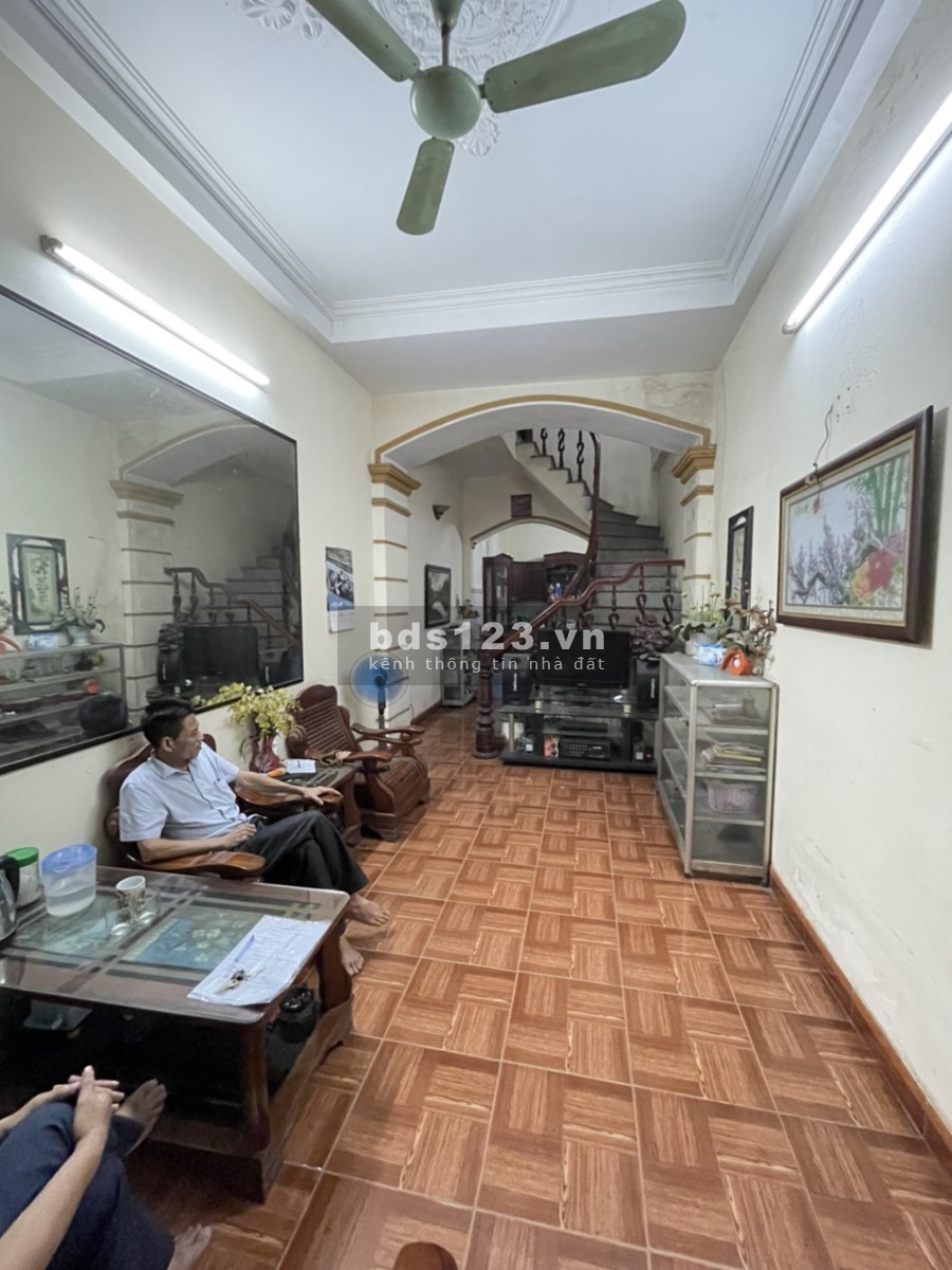 Bán nhà Lĩnh Nam Hoàng Mai, ô tô đầu ngõ dtsd 4m2, 4 tầng đúc, giá nhỉnh 2 tỷ, sổ sẵn chính chủ