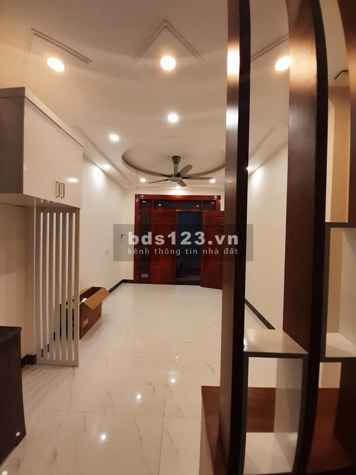 Bán nhà phân lô Đông Ngạc, khu an sinh tốt, giá rẻ, diện tích 30m2, giá bán 2.4 tỷ, lh 0942674325